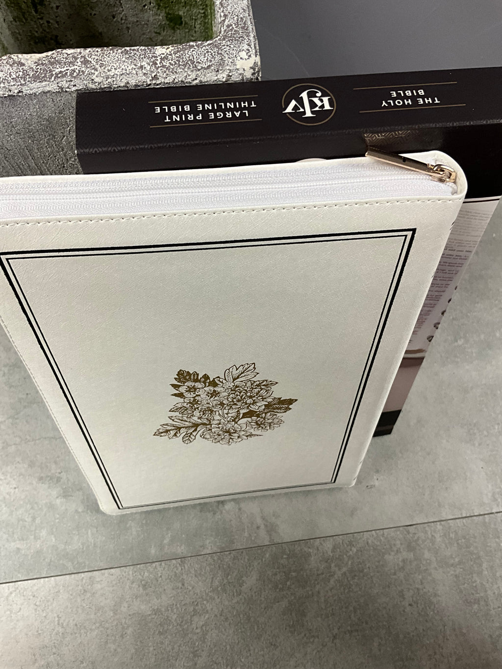 KJV Thinline LP Faux Leather white with Gold Zipper