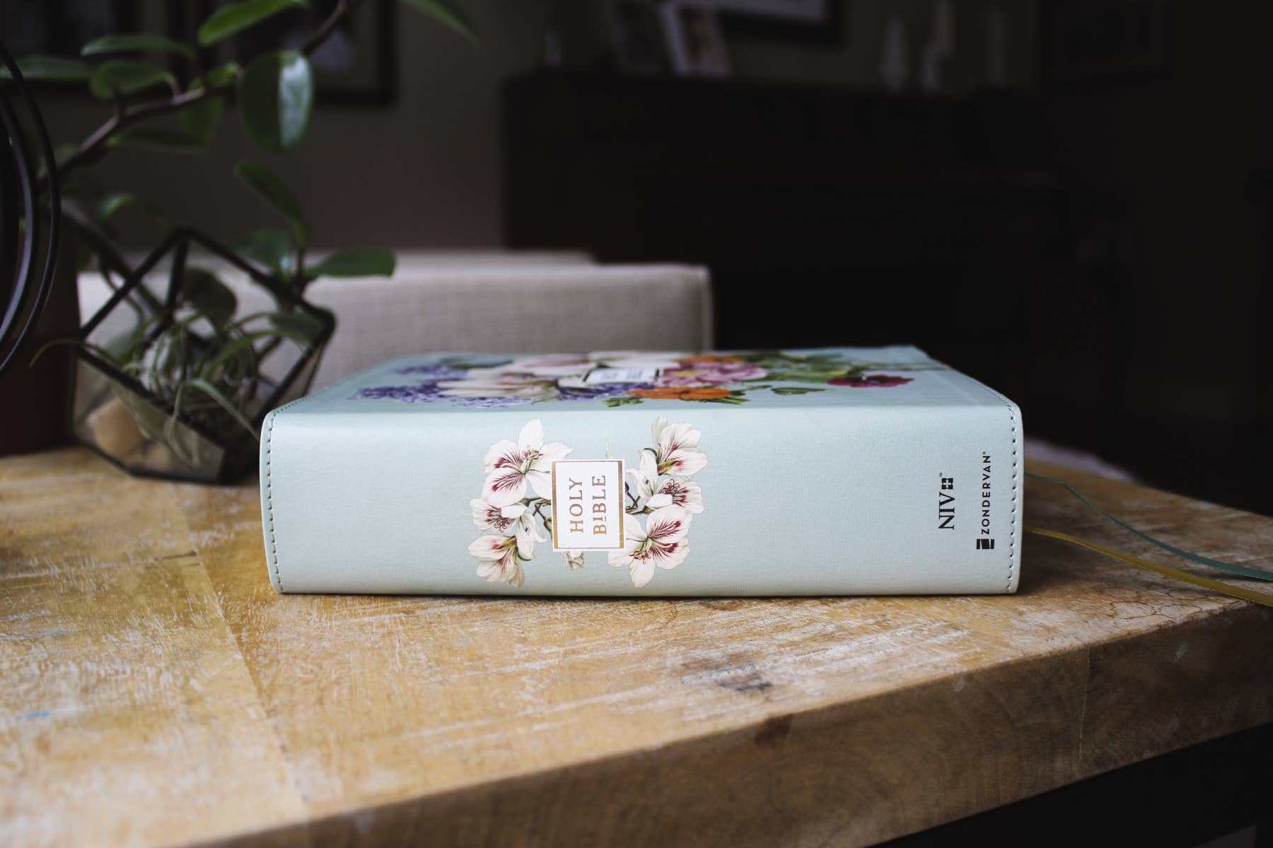 HarperCollins Christian Publishing - NIV Artisan Collection Bible LP Leathersoft Sage Floral
